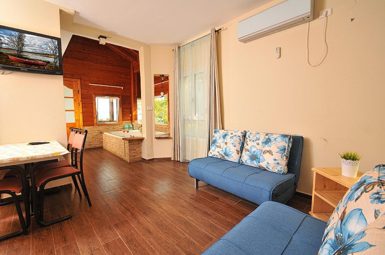 Mul Kinneret Livnim Exterior foto